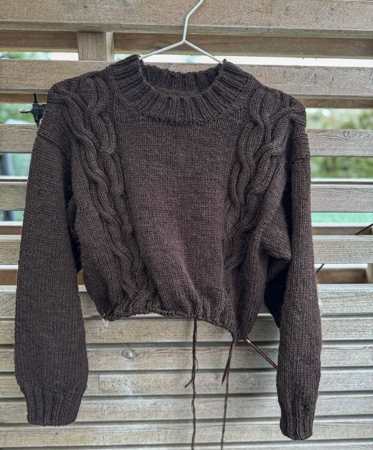 Becky sweater – Elegant struktur med flettedetaljer