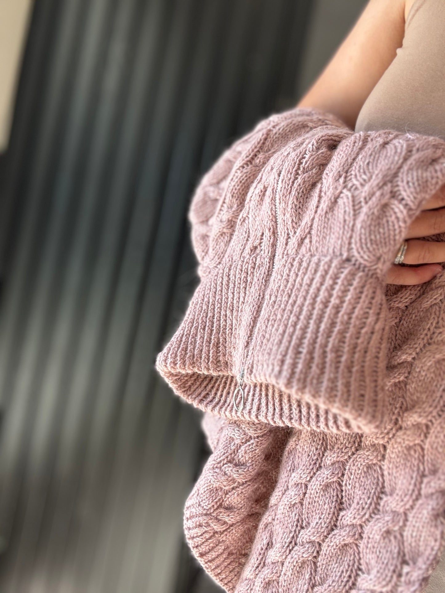 Drops zipsweater – chunky genser med glidelås og flettemønster