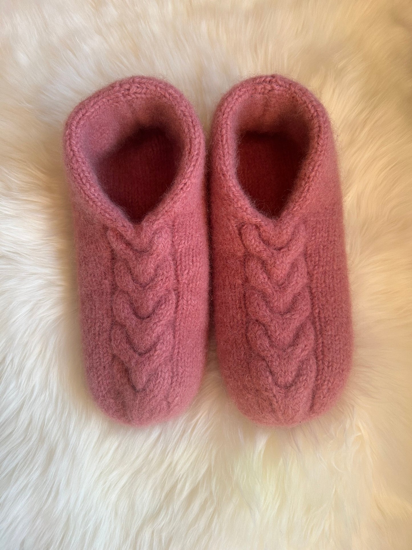 Heartshaped Slippers – Tykke, tovede tøfler med flettemønster