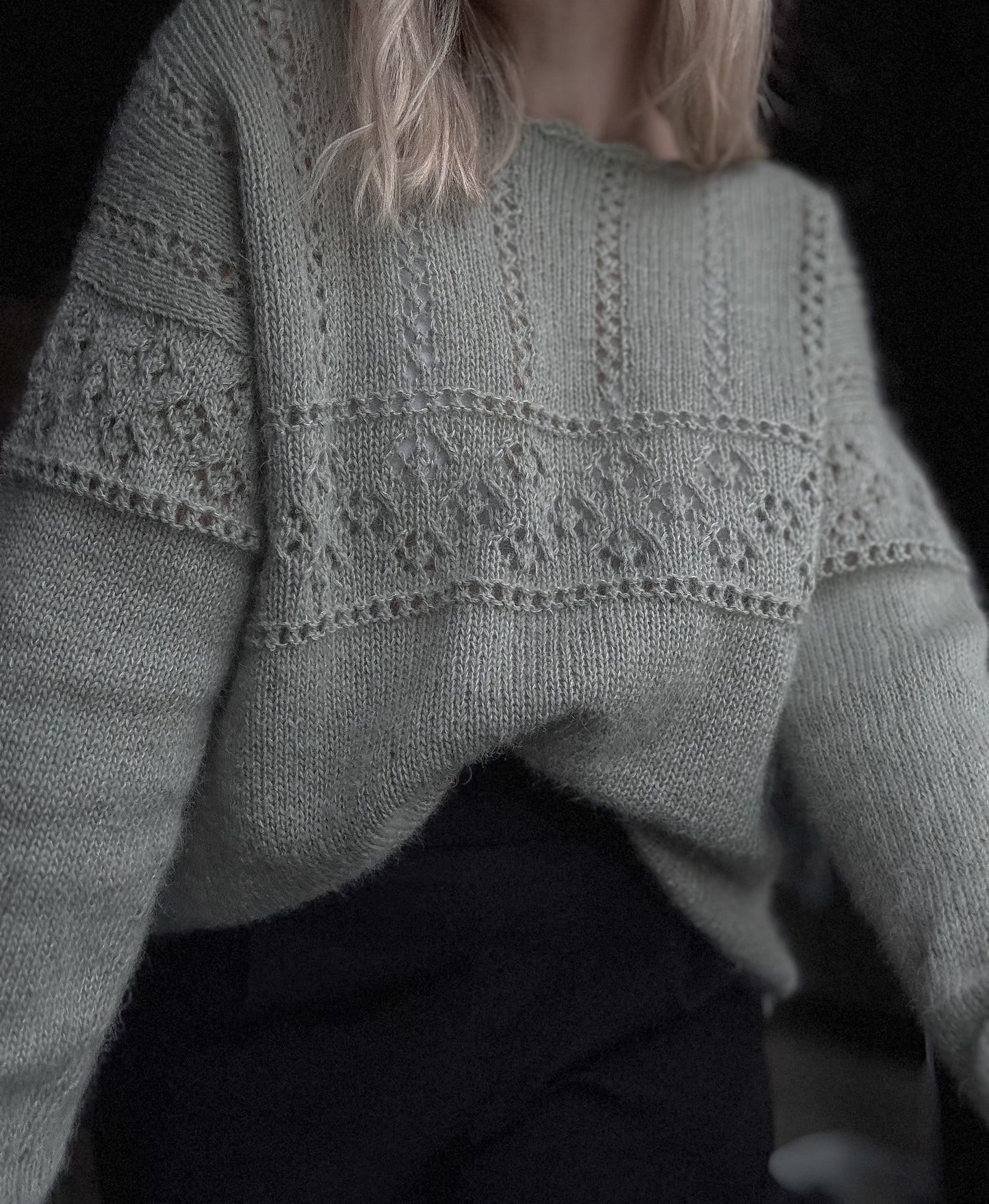 Eldora Sweater – Feminin strikk med blonder og heklekant