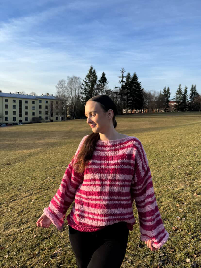 Mocha sweater – Stripete favorittgenser med trendy passform