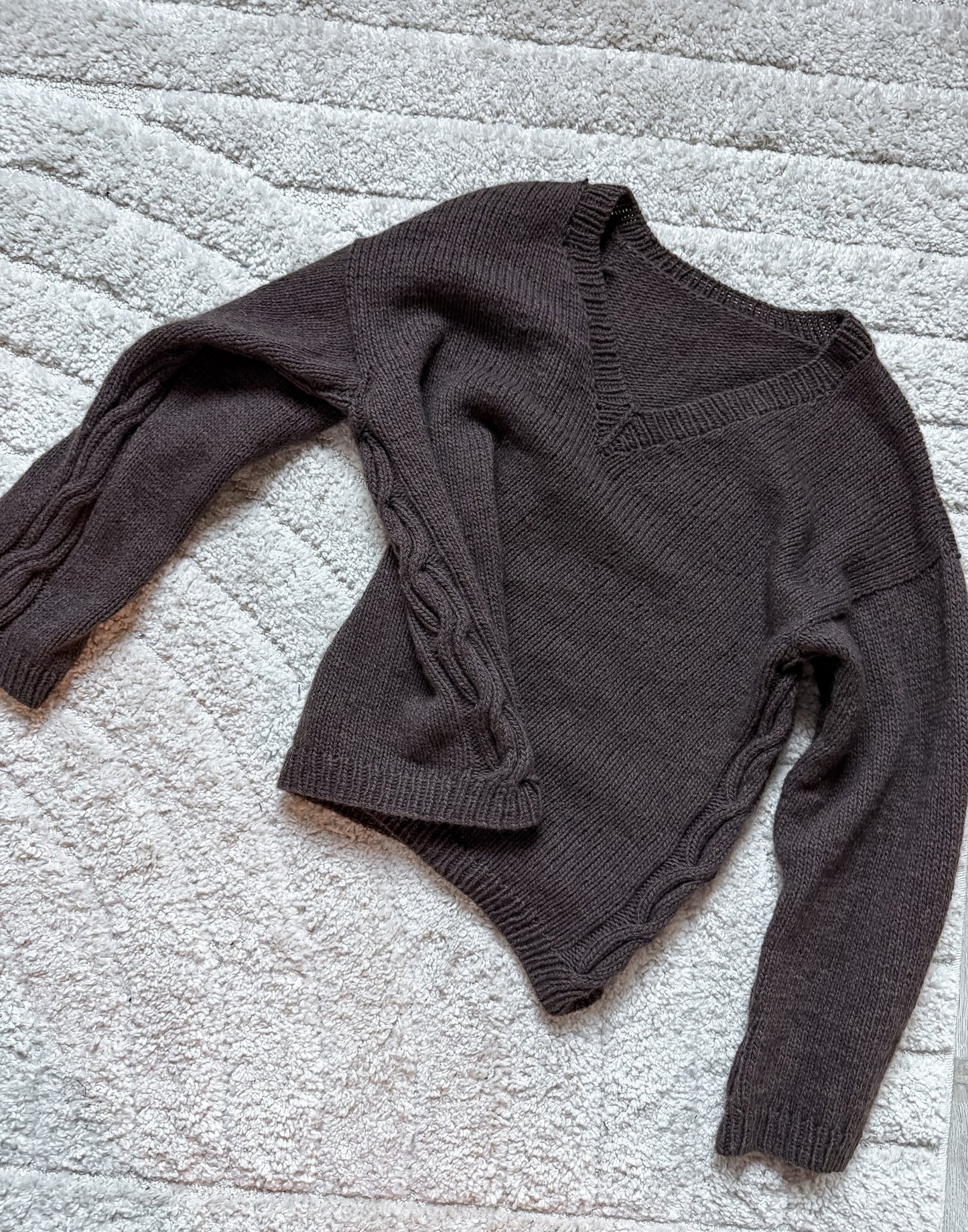 Sidepath sweater – Tidløs V-halsgenser med skjult flettedetalj