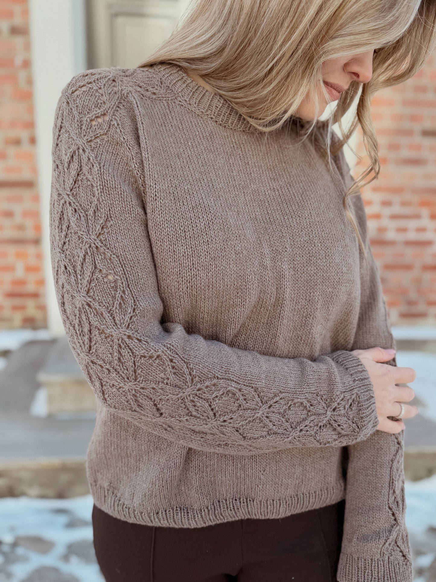 Irisbloom Sweater – feminin genser med vakkert strukturmønster