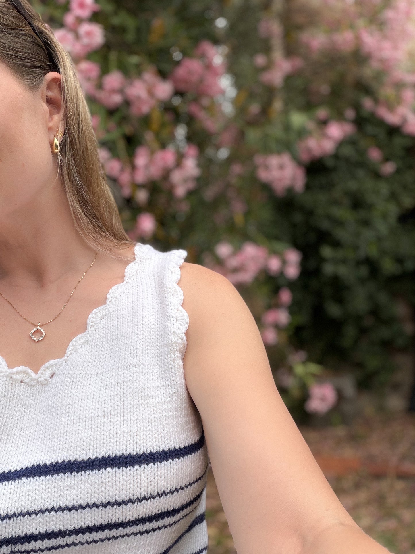 Sailaway top – sommerlig strikketopp med klassiske striper og feminine heklekanter