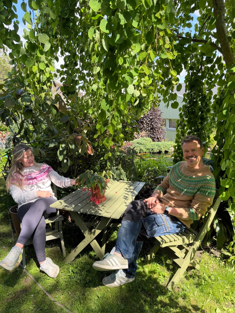 Dahliagenseren fra Skarpihagen-kolleksjonen – en fargerik hagegenser inspirert av sommerens blomster