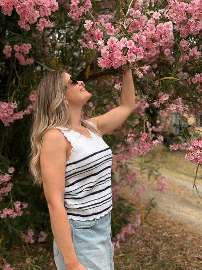 Sailaway top – sommerlig strikketopp med klassiske striper og feminine heklekanter