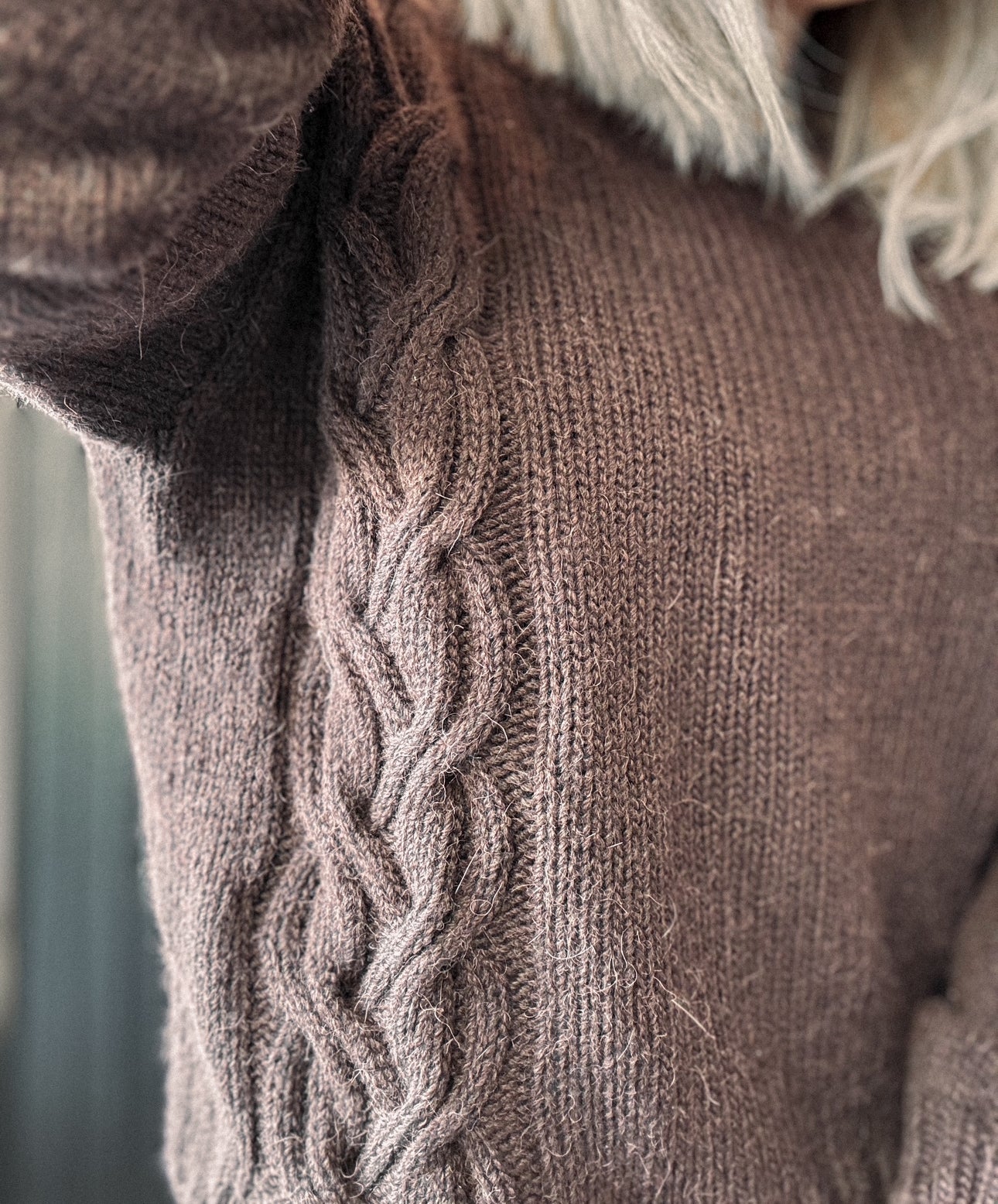 Becky sweater – Elegant struktur med flettedetaljer
