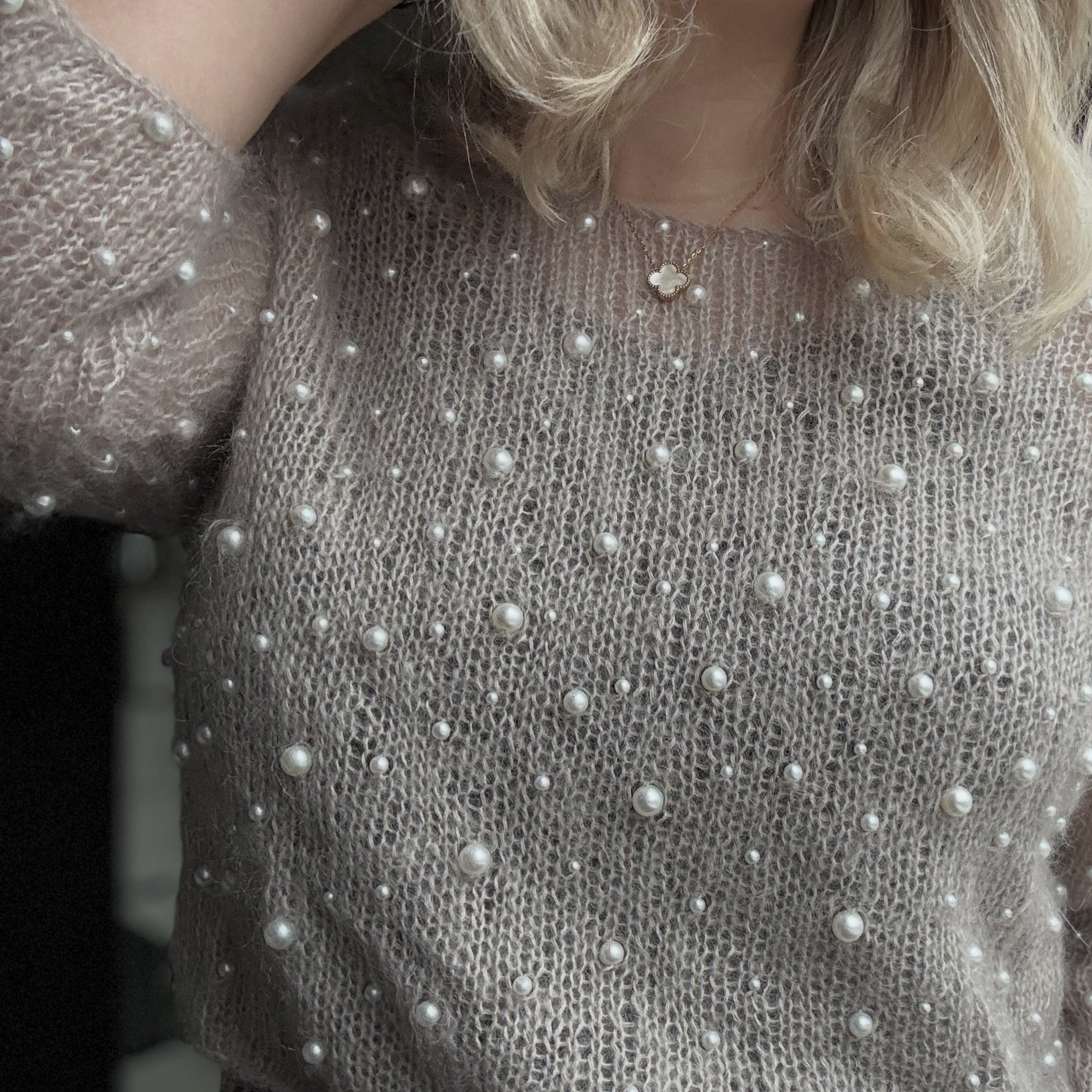 Oyster Blouse – Perlepyntet festbluse med elegant snitt