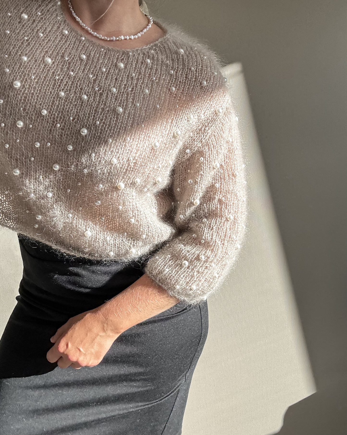 Oyster Blouse – Perlepyntet festbluse med elegant snitt