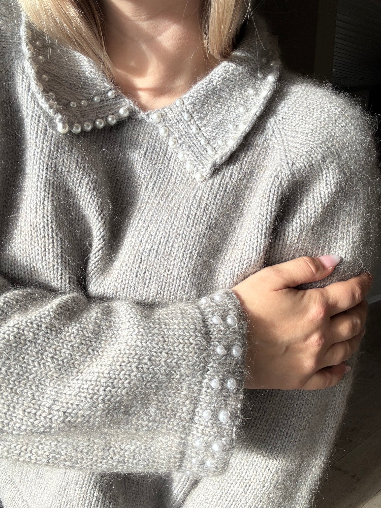 Oyster collar sweater – elegant basicgenser med perledetaljer