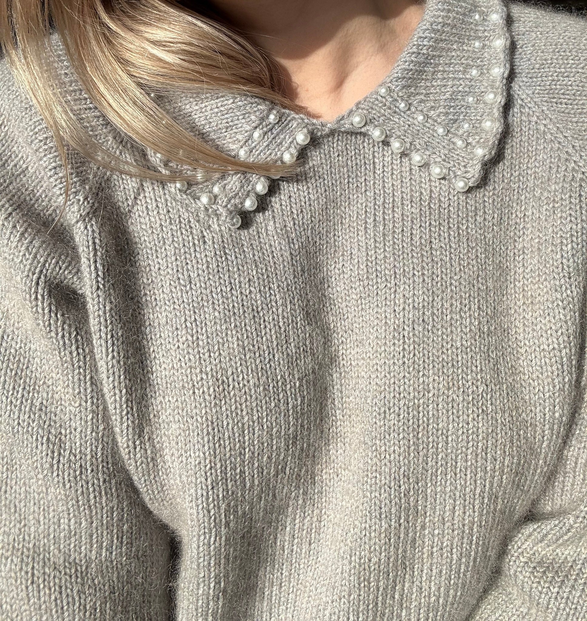Oyster collar sweater – elegant basicgenser med perledetaljer