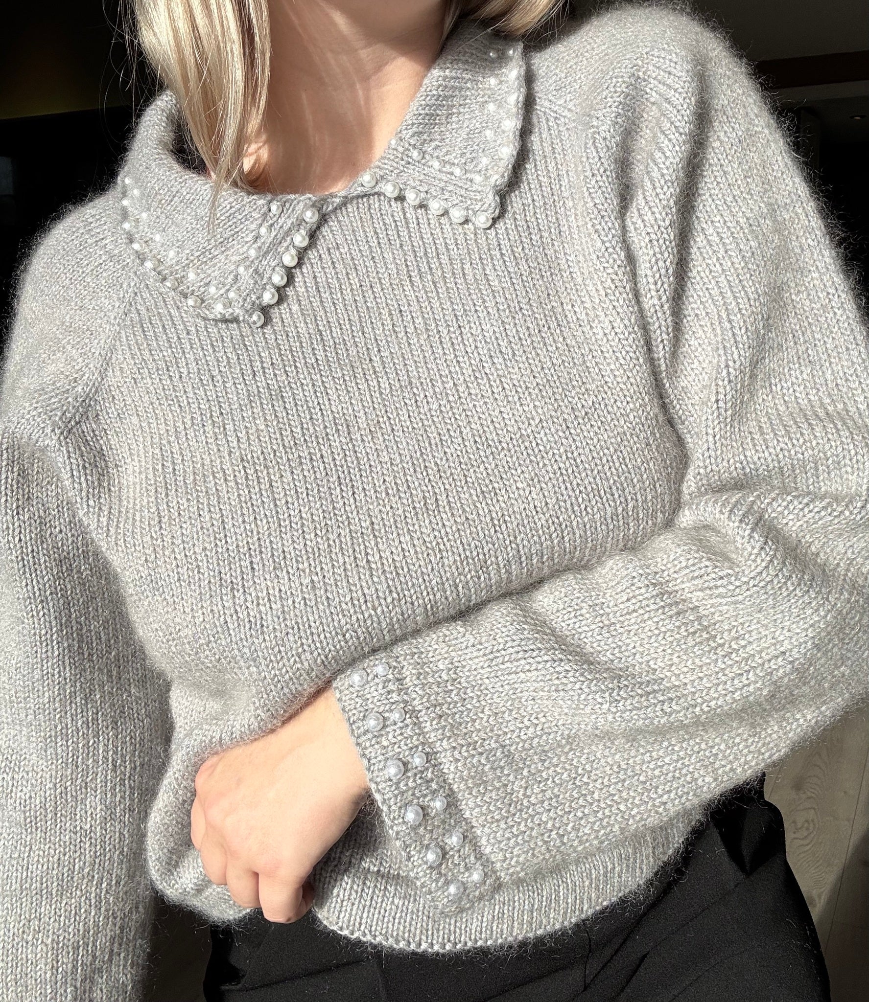 Oyster collar sweater – elegant basicgenser med perledetaljer