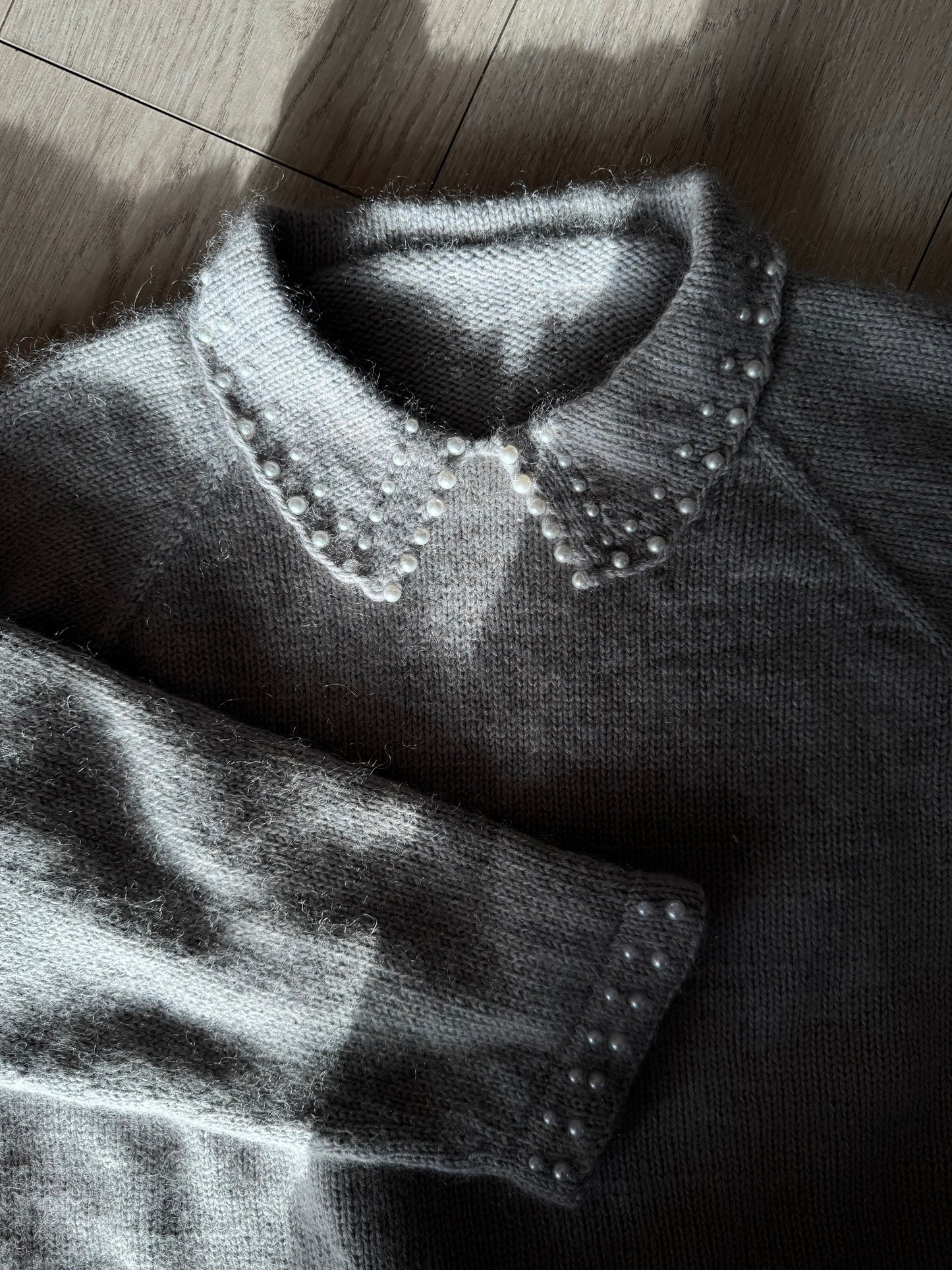 Oyster collar sweater – elegant basicgenser med perledetaljer