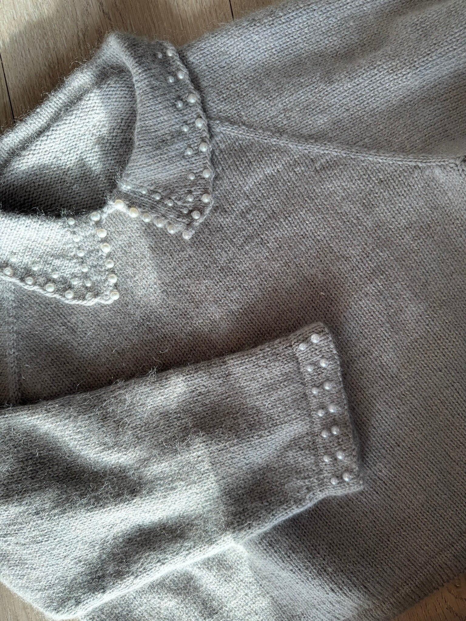Oyster collar sweater – elegant basicgenser med perledetaljer
