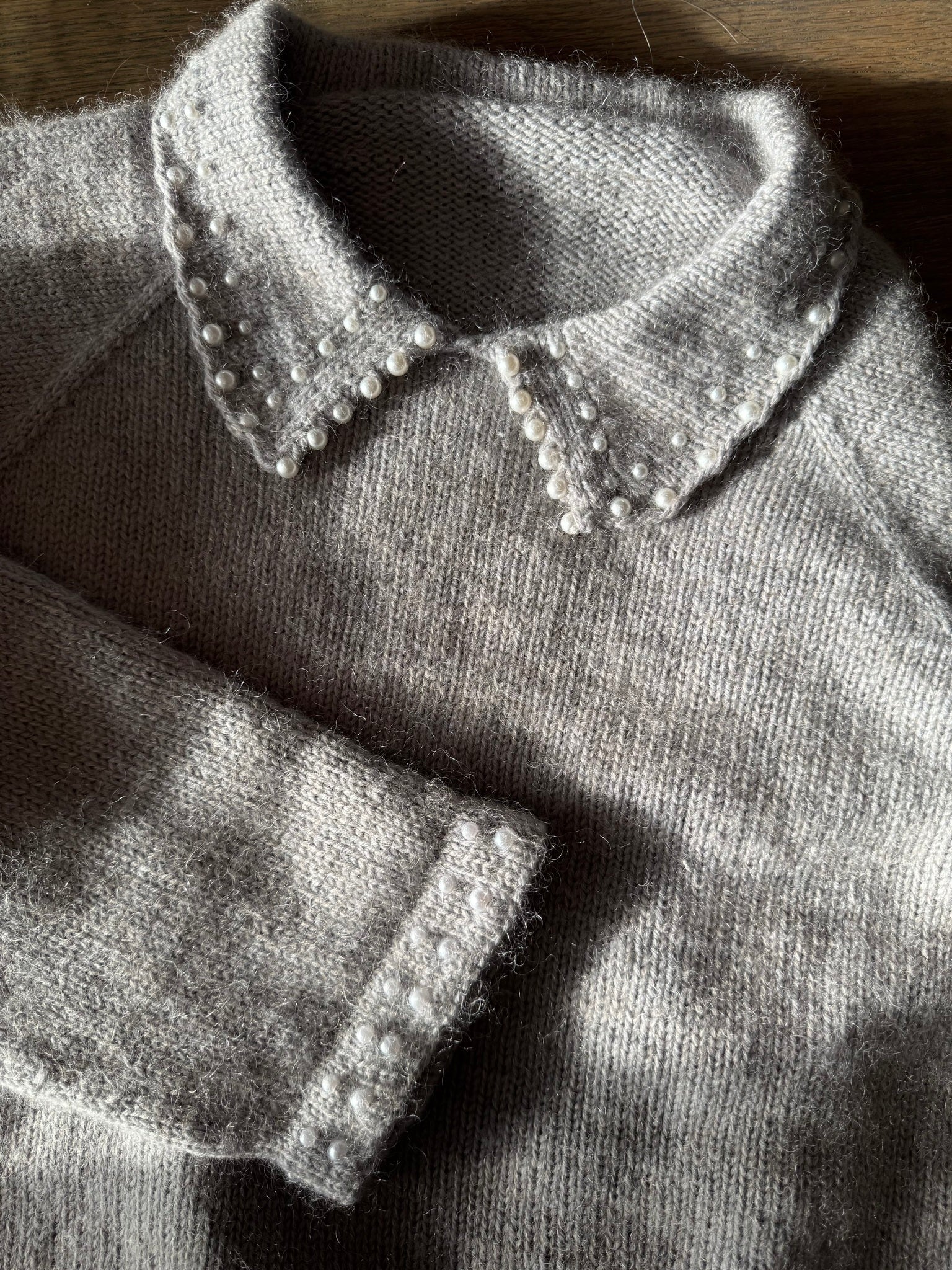 Oyster collar sweater – elegant basicgenser med perledetaljer