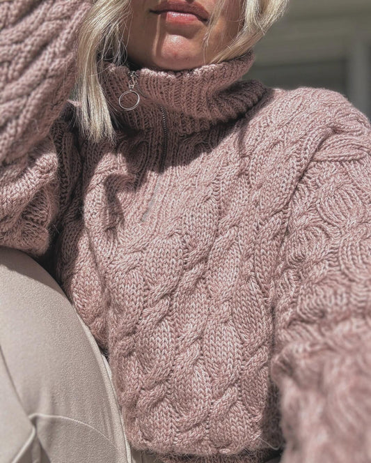 Drops zipsweater – chunky genser med glidelås og flettemønster