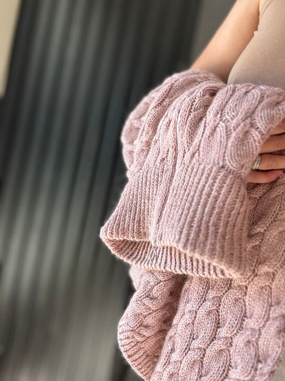 Drops zipsweater – chunky genser med glidelås og flettemønster