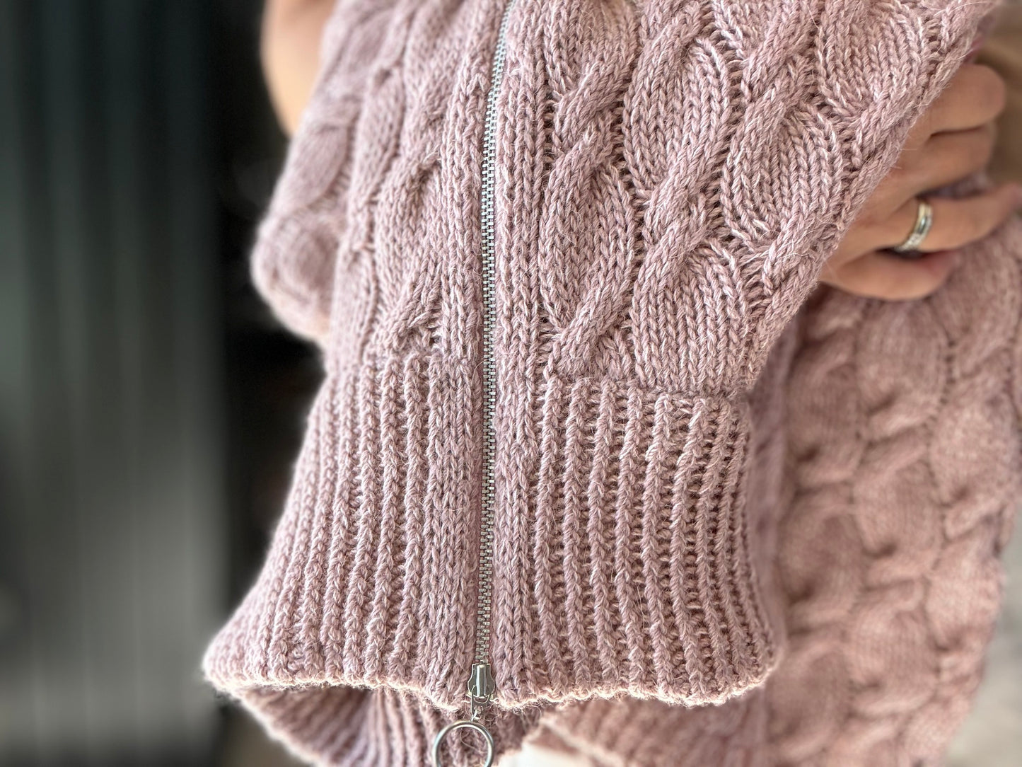 Drops zipsweater – chunky genser med glidelås og flettemønster