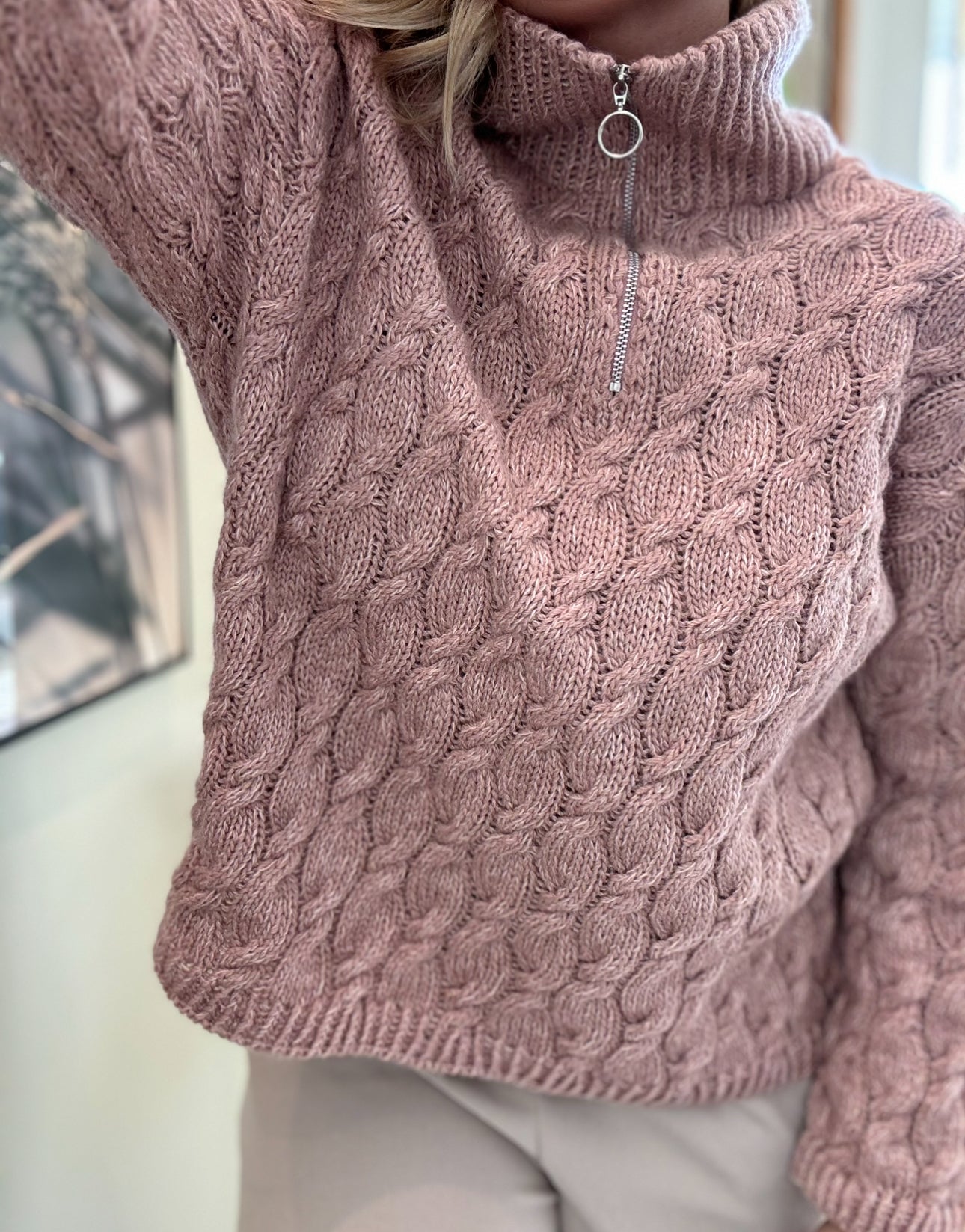 Drops zipsweater – chunky genser med glidelås og flettemønster