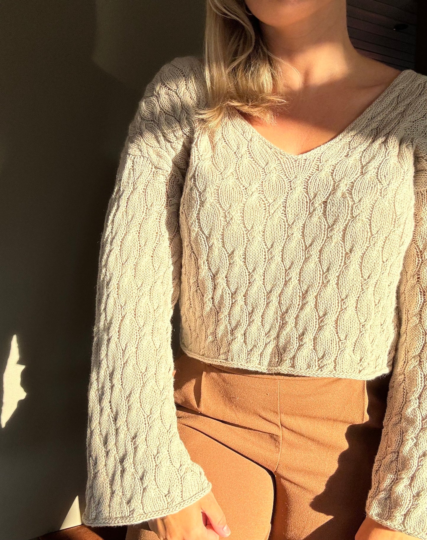 Drops blouse – feminin bluse med v-hals og fletter
