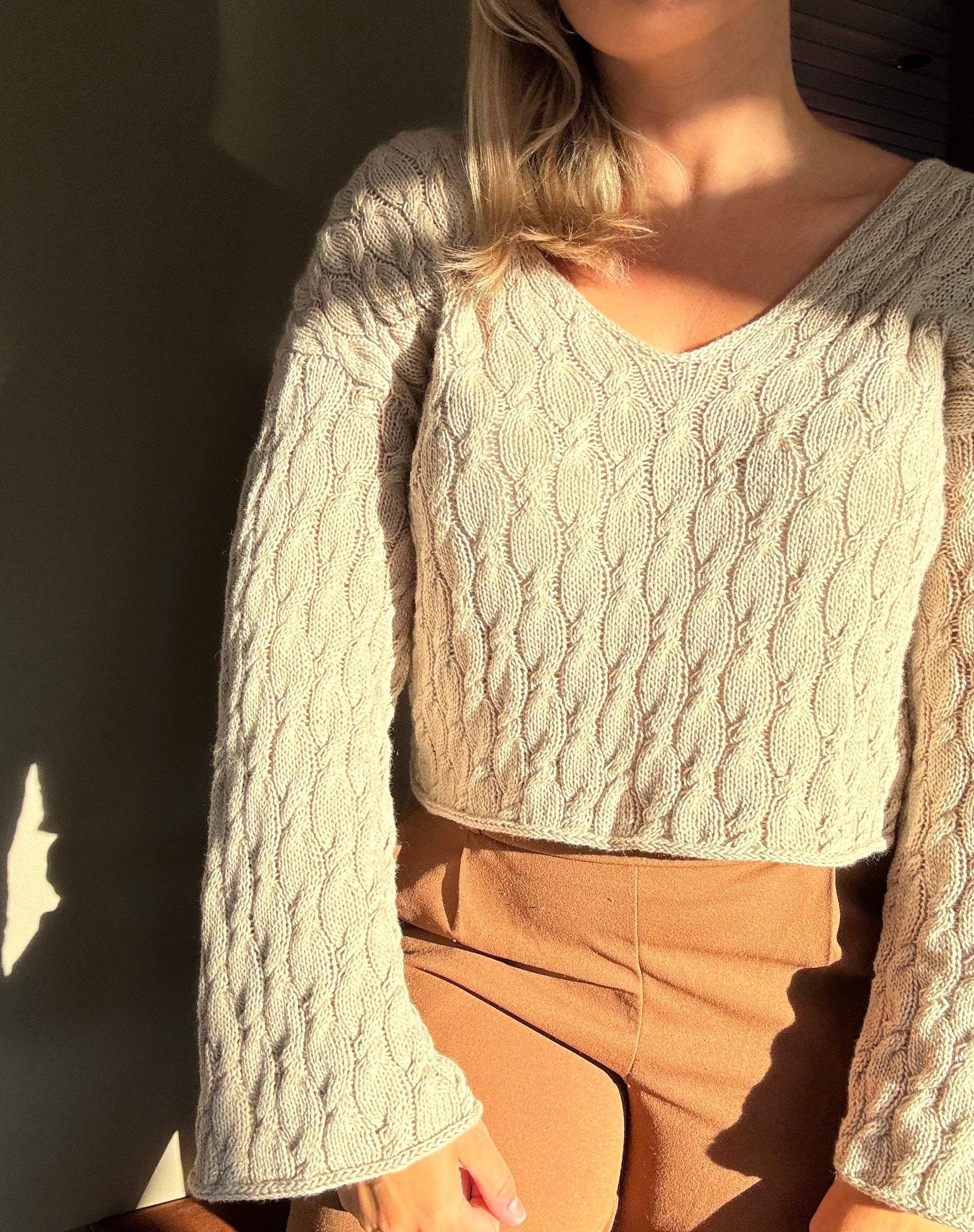Drops blouse – feminin bluse med v-hals og fletter