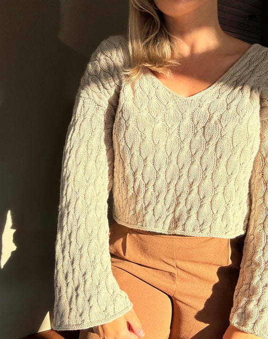 Drops blouse – feminin bluse med v-hals og fletter