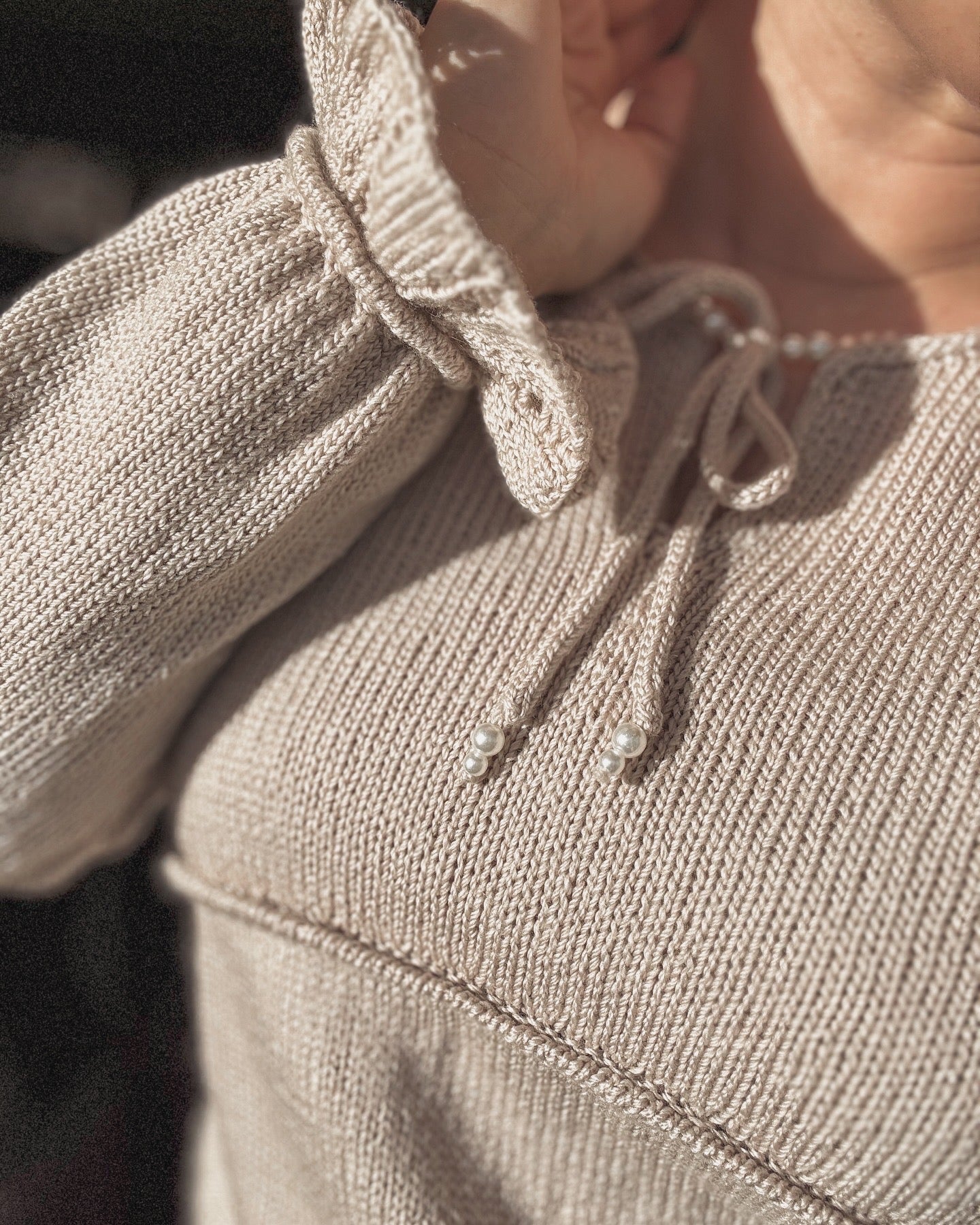 Biselle blouse – feminin bluse med bise, i-cord og perledetaljer