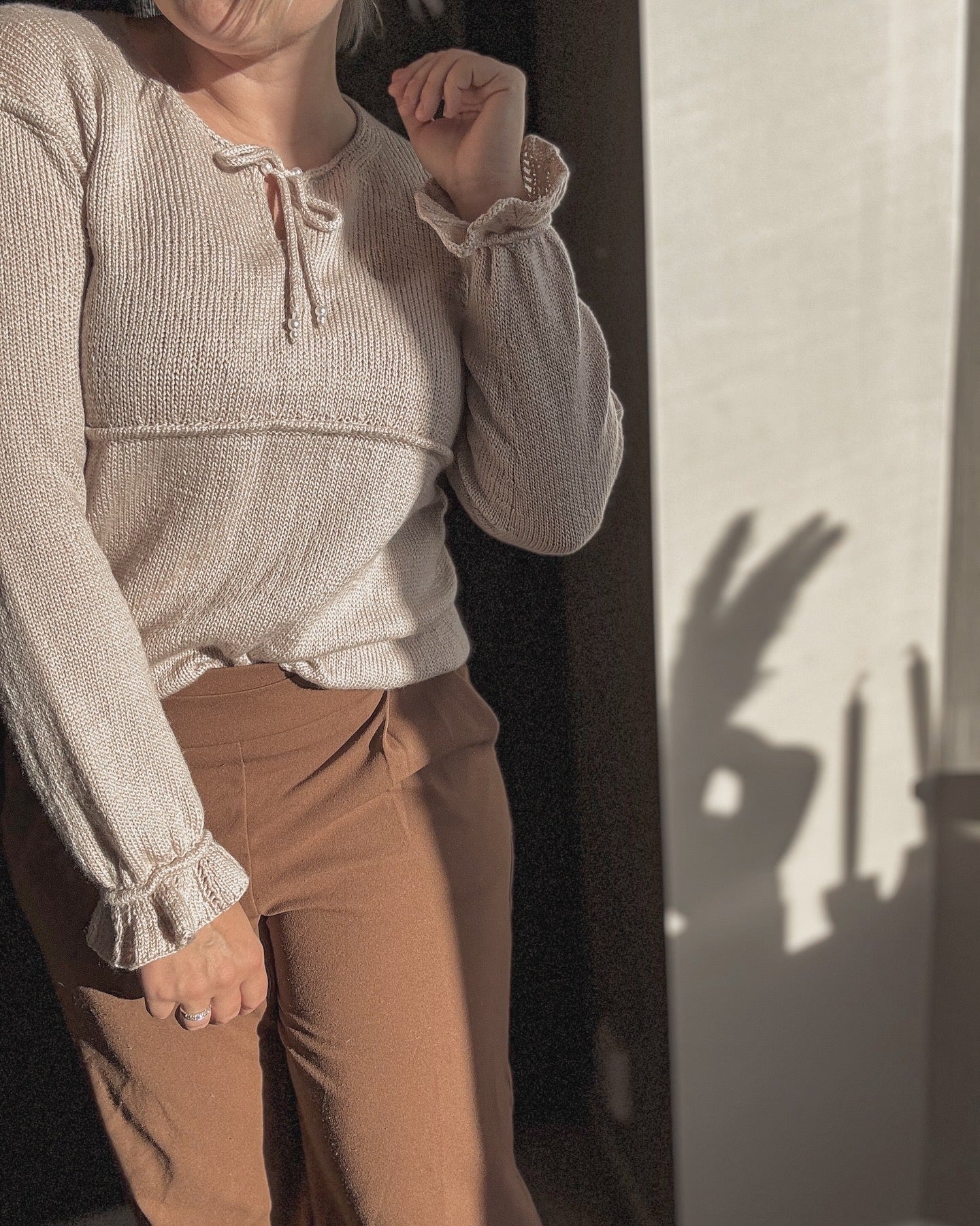 Biselle blouse – feminin bluse med bise, i-cord og perledetaljer