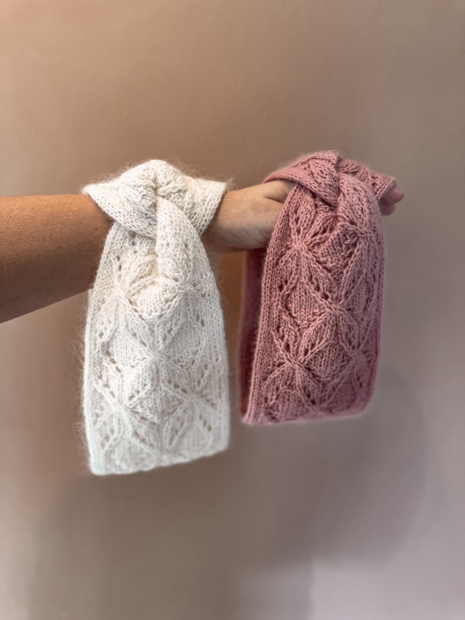 Iris twist – dobbelt pannebånd med struktur og knute