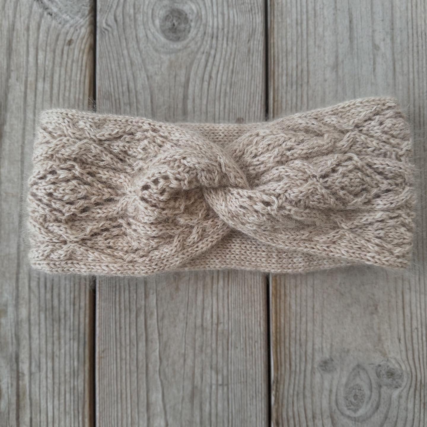 Lace twist – elegant pannebånd med struktur og knutedetalj
