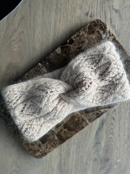 Lace twist – elegant pannebånd med struktur og knutedetalj