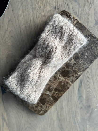 Lace twist – elegant pannebånd med struktur og knutedetalj