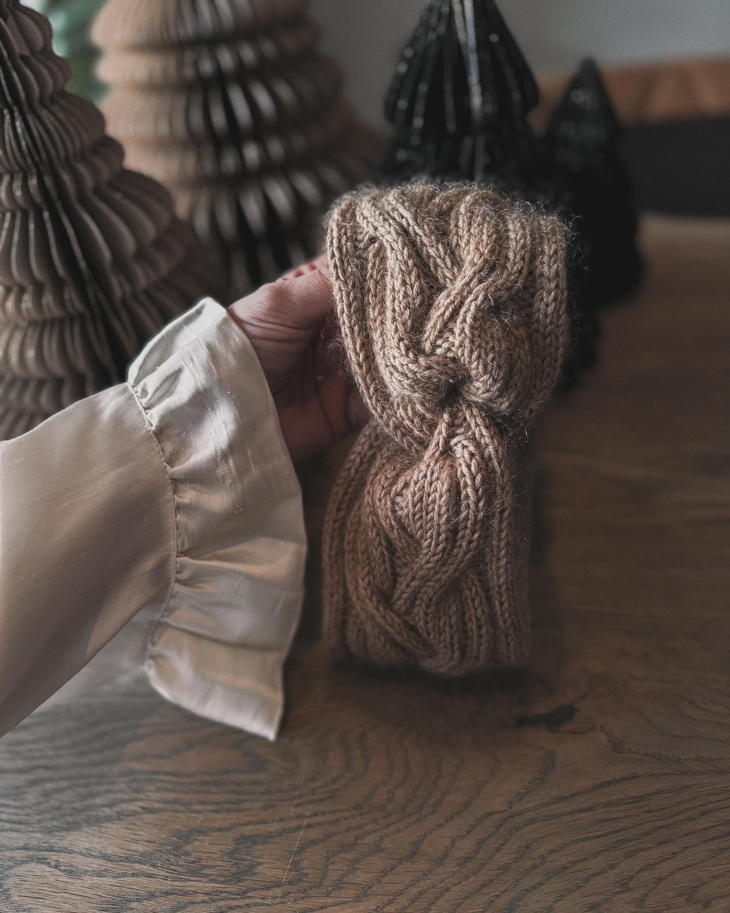 Becky twist – chunky pannebånd med flette og tvist