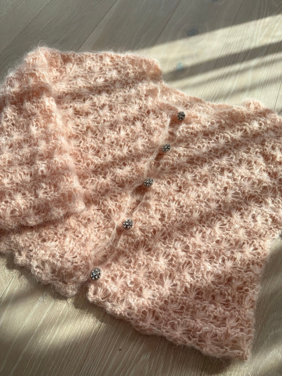 Flowers Romance Cardigan – Romantisk cardigan i blomsterstrikk