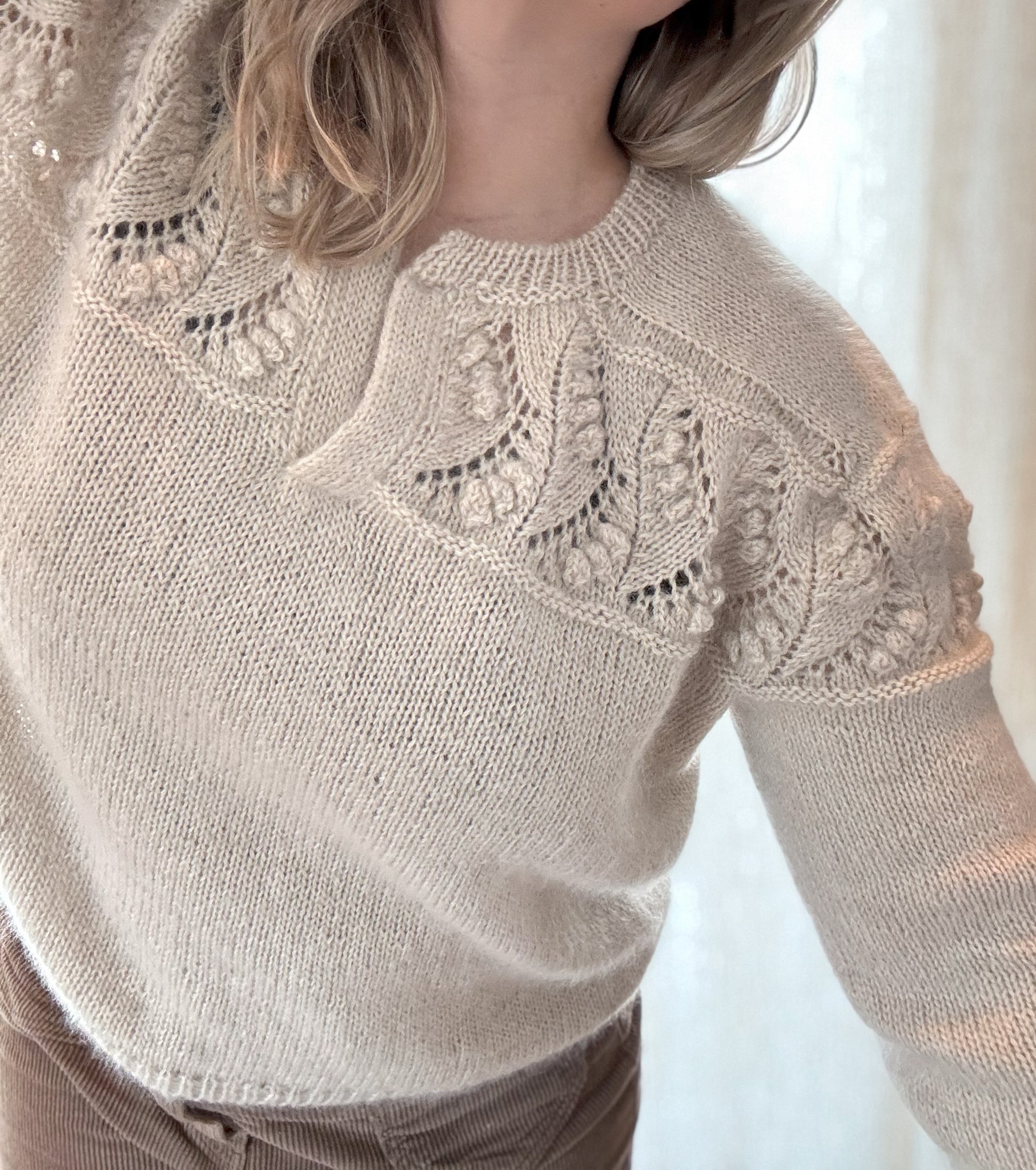 Bluebell Sweater – Elegant v-halsgenser med feminine detaljer