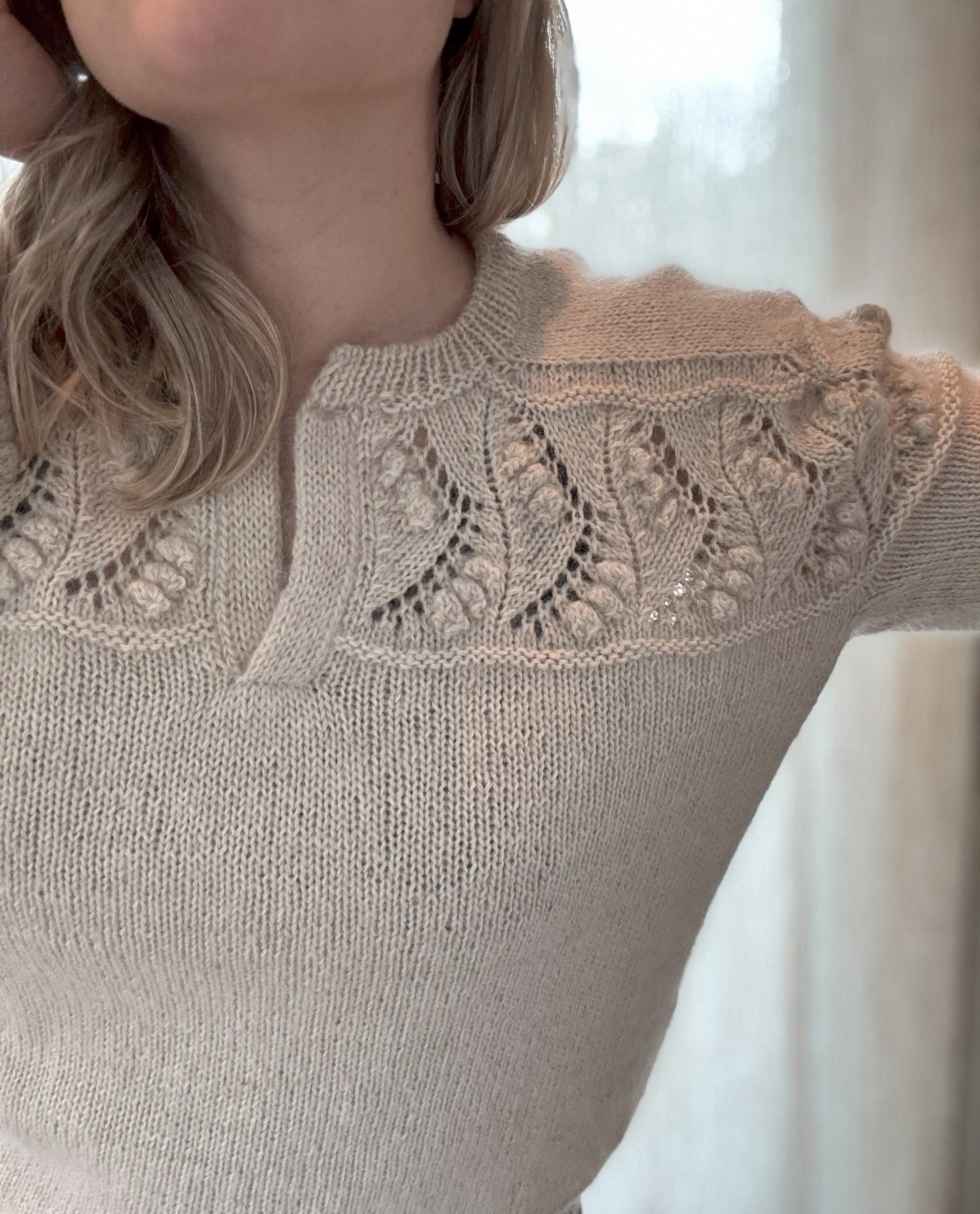 Bluebell Sweater – Elegant v-halsgenser med feminine detaljer