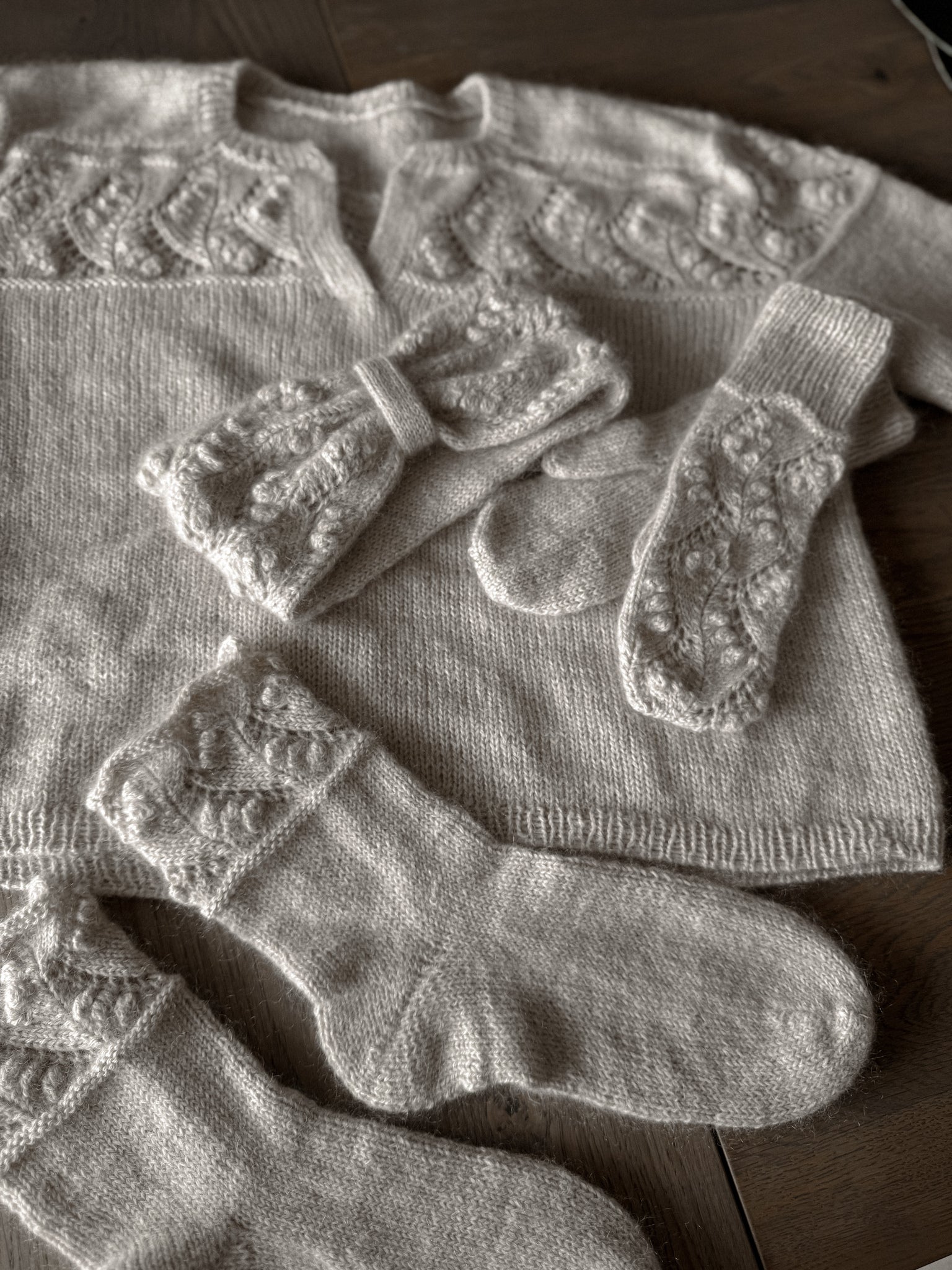 Bluebell Sweater – Elegant v-halsgenser med feminine detaljer