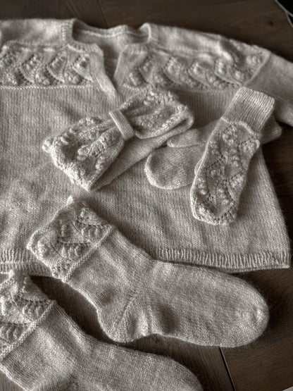 Bluebell Sweater – Elegant v-halsgenser med feminine detaljer