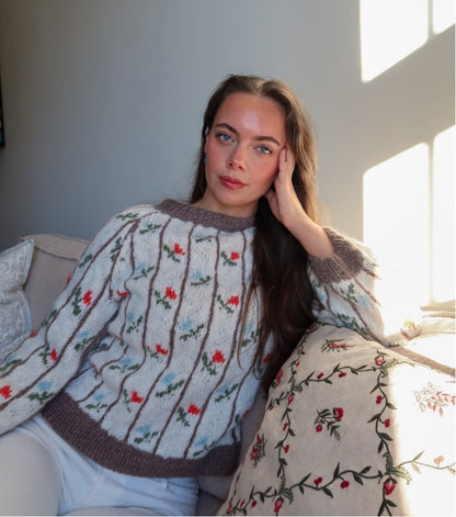 Blomstereng genseren – Strikk en hyllest til villblomster og sommerenger