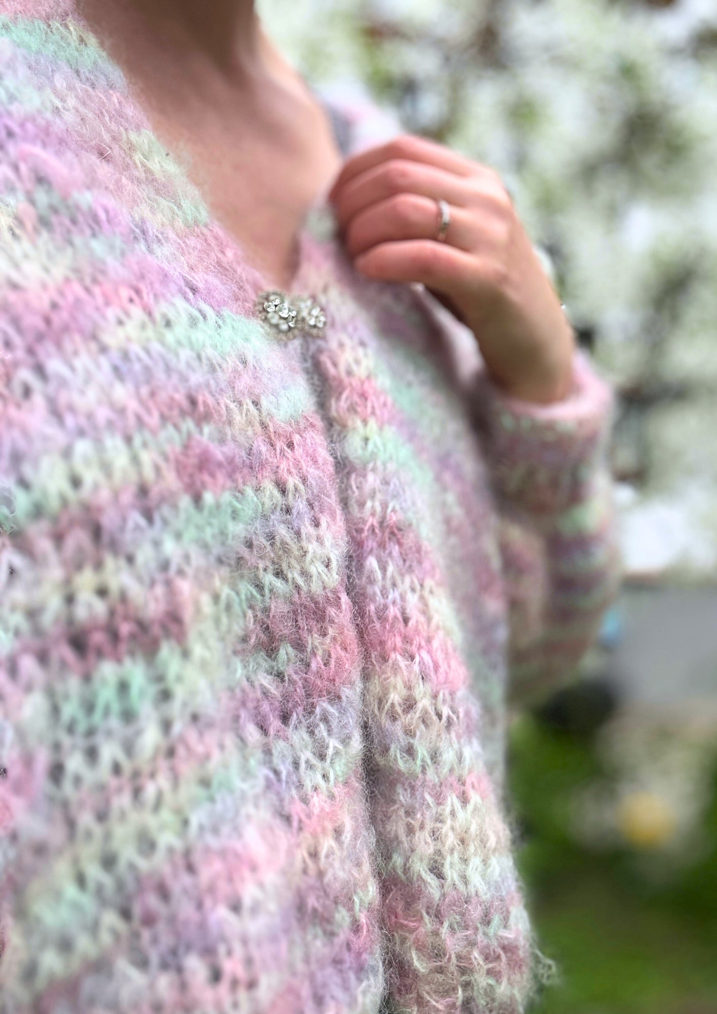 Sukkerspinnjakken – Elegant cardigan med skyfølelse