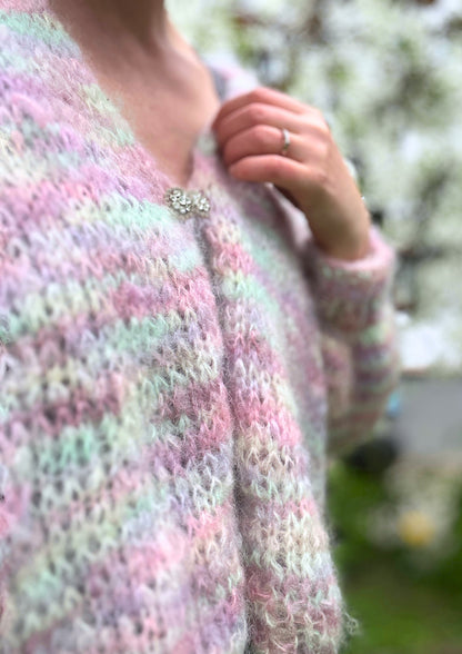 Sukkerspinnjakken – Elegant cardigan med skyfølelse
