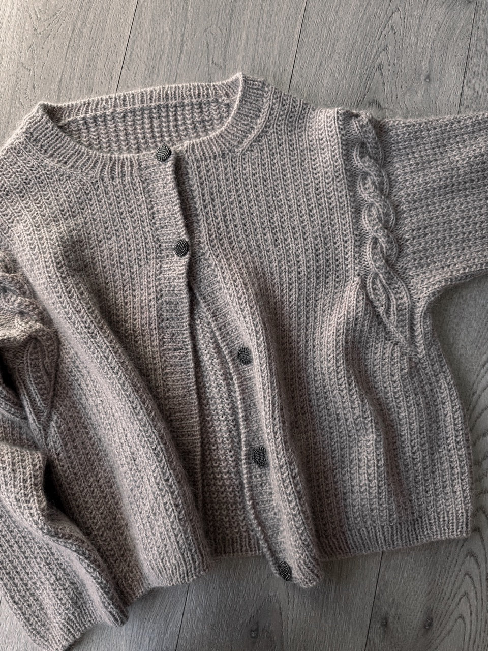 Elowen cardigan – Elegant oversized cardigan med flettekant