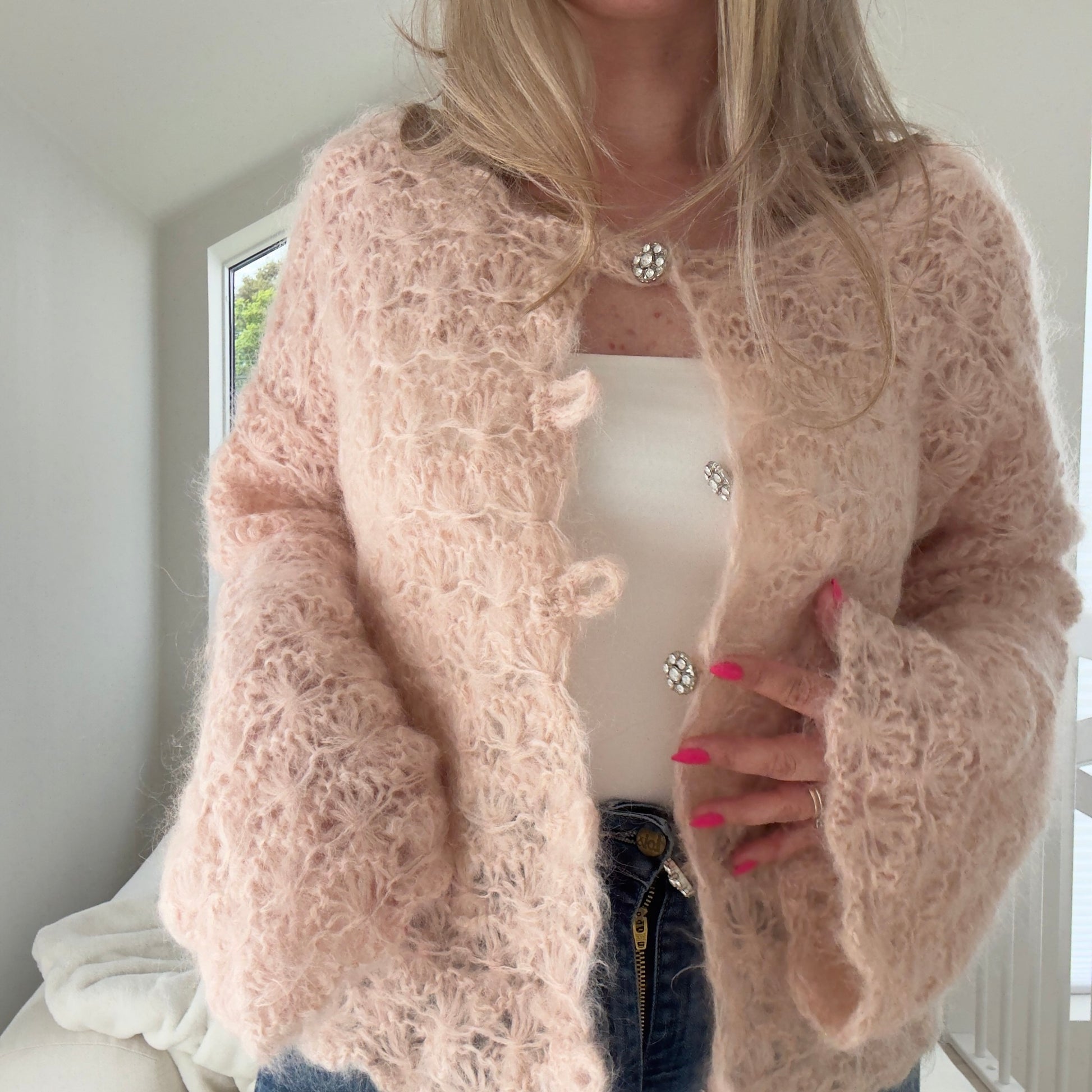 Flowers Romance Cardigan – Romantisk cardigan i blomsterstrikk