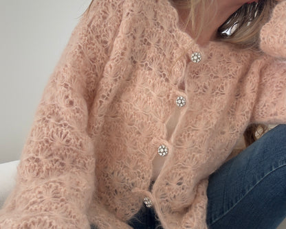 Flowers Romance Cardigan – Romantisk cardigan i blomsterstrikk