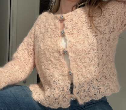 Flowers Romance Cardigan – Romantisk cardigan i blomsterstrikk