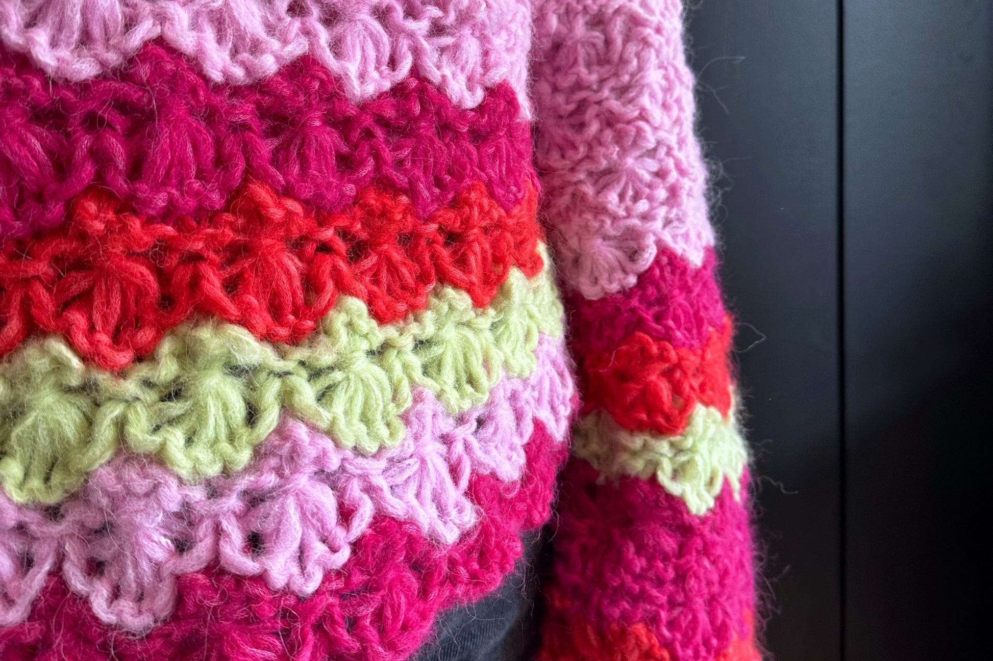 Flower field- Chunky genser med blomsterstrikk