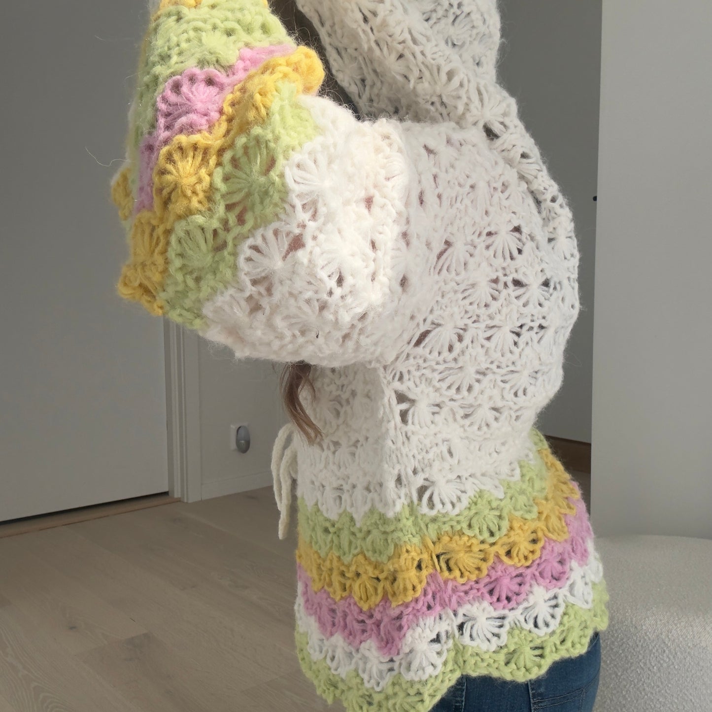 Hidden Flowers – Chunky jakke i blomsterstrikk med pastellstriper