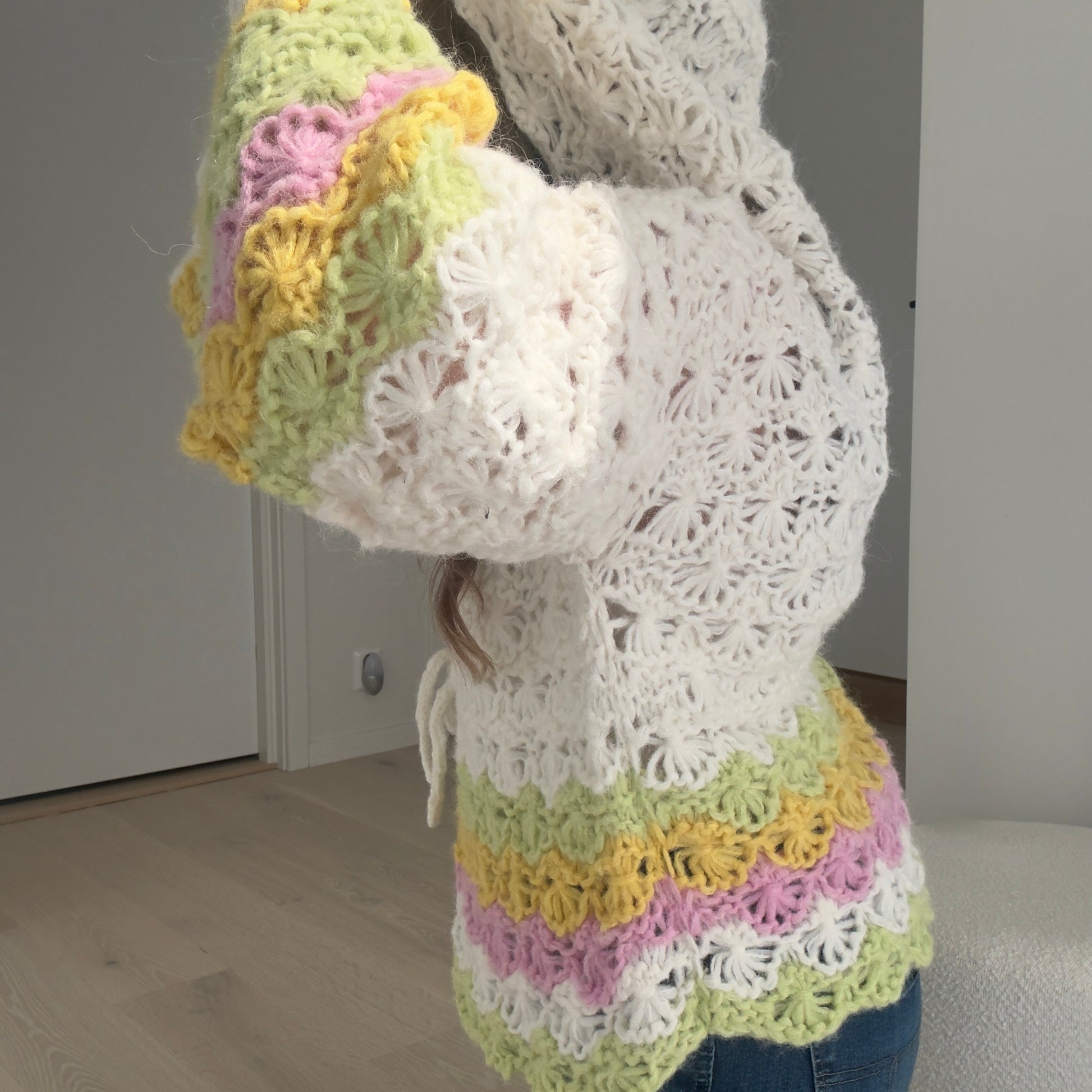 Hidden Flowers – Chunky jakke i blomsterstrikk med pastellstriper