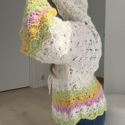 Hidden Flowers – Chunky jakke i blomsterstrikk med pastellstriper