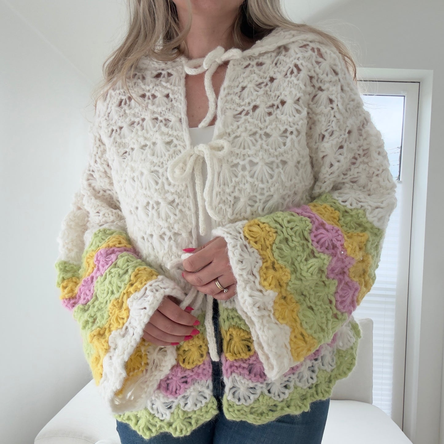 Hidden Flowers – Chunky jakke i blomsterstrikk med pastellstriper